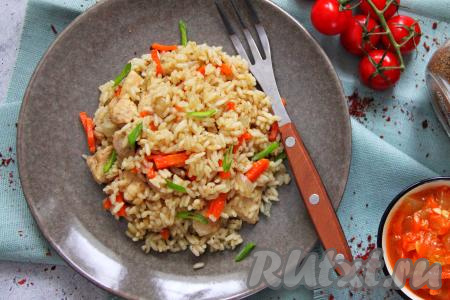 Рис с курицей карри на сковороде