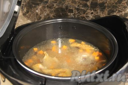 Установить чашу в мультиварку, крышку закрыть и выставить режим "Суп" на 1 час.