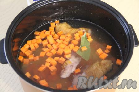 Влить 2 литра воды, добавить лавровый лист.