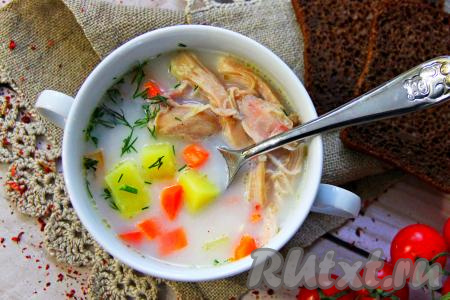 После звукового сигнала мультиварки разлить аппетитный, вкусный и насыщенный сырный суп с копчёностями по тарелкам, по желанию, дополнить нарезанной зеленью и сразу подать к столу.