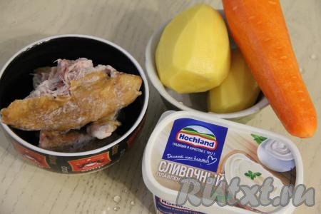 Подготовить продукты для приготовления сырного супа с копчёностями в мультиварке. В качестве копчёностей я взяла части копчёной курицы. Картошку и морковь почистить.