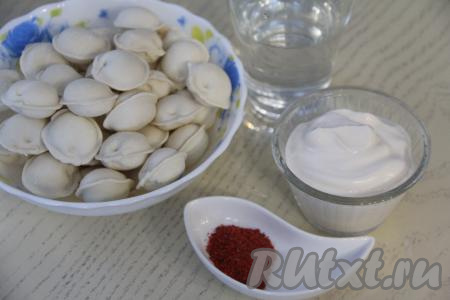 Подготовить продукты для приготовления пельменей в сметане в мультиварке.