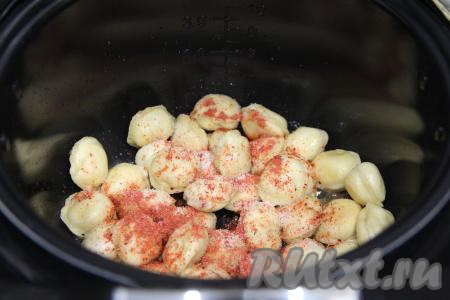 Затем всыпать к пельменям соль и специи (я использовала паприку), перемешать.