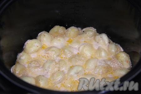 Через 15 минут пельмешки будут готовы, они хорошо протушатся в сметанном соусе.