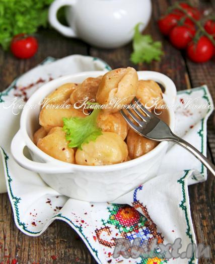 Разложить вкусные, аппетитные пельмени из чаши мультиварки по тарелкам и подать к столу в горячем виде вместе со сметанным соусом, в котором они тушились.