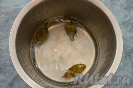 Залить содержимое кастрюли 1 литром воды, перемешать и поставить на огонь. После закипания проварить рассол, иногда перемешивая, 2-3 минуты (до растворения кристаллов сахара и соли).