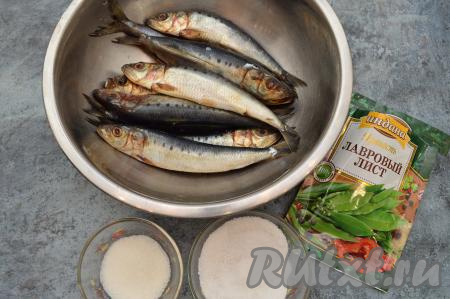 Подготовить продукты для того чтобы засолить иваси в домашних условиях. Иваси, если она заморожена, нужно полностью разморозить. Промыть рыбку в проточной воде. Потрошить рыбу, отрезать голову и плавники не надо, мы будем солить её целиком.