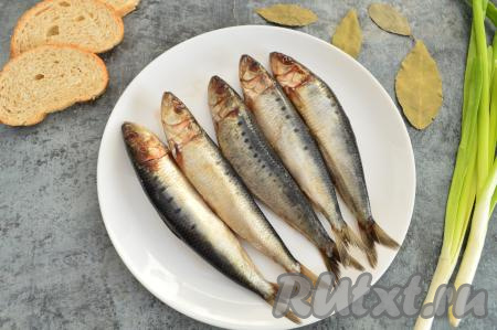 Через 48 часов иваси домашнего посола будет готова. Перед подачей очистить рыбку, удаляя голову, хребет и внутренности, снять кожу, промыть водой. В меру солёные, нежнейшие дальневосточные сардины "Иваси" станут идеальным дополнением к варёной картошке. Эту рыбку можно использовать и для приготовления различных закусок, салатов. Засолите иваси в домашних условиях и насладитесь её приятным вкусом!