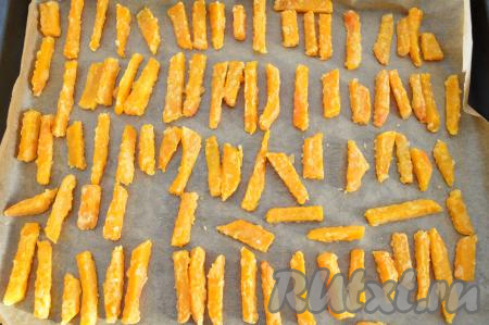 Выпекать палочки в разогретой духовке 20 минут при температуре 200 градусов. Готовность тыквы легко проверить ножом (или вилкой), если нож легко прокалывает тыкву, значит наше блюдо готово. В зависимости от сорта тыквы, возможно, вам потребуется чуть меньше или чуть больше времени на запекание, поэтому не забывайте контролировать готовность. Впрочем, если немного передержите в духовке тыкву, это не так страшно.