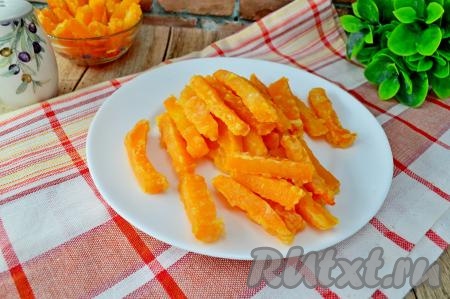 Нежные, яркие палочки из тыквы лучше подавать к столу тёплыми, хотя и после остывания они хороши на вкус.