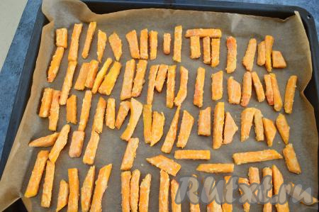 На противень, застеленный пергаментом, выложить подготовленные тыквенные палочки.