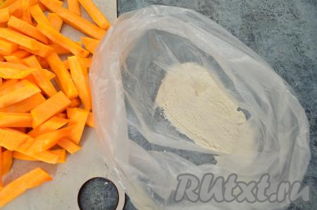 Взять обычный прозрачный целлофановый пакет и всыпать в него соль, муку и крахмал. Перемешать содержимое пакета.