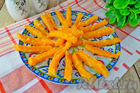 Готовые тыквенные палочки достать из духовки, разложить на тарелке.