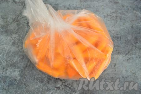 В пакет выложить брусочки тыквы, завязать пакет. Как следует потрясти пакет, переворачивать его несколько раз. Смесь муки и крахмала должна равномерно покрыть тыквенные палочки со всех сторон.