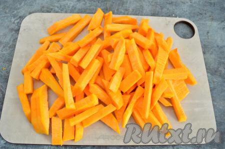 450 грамм очищенной тыквы нарезать на брусочки толщиной примерно 8-10 миллиметров.