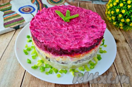 Яркий, сочный, вкусный салат "Иваси под шубой" украсить на своё усмотрение (например, зелёным луком) и подать к столу.