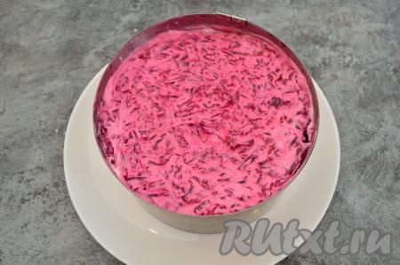 Смазать свекольный слой майонезом. Поставить салат "Иваси под шубой" в холодильник на 30-40 минут для пропитки.