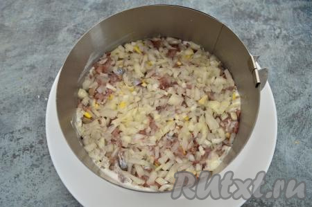 Сардины "Иваси" очистить от головы и внутренностей, удалить хребет с косточками. Промыть филе иваси водой, промокнуть бумажным полотенцем (или салфеткой), нарезать достаточно мелко. Репчатый лук тоже очистить и мелко нарезать. Поверх слоя картофеля, смазанного майонезом, равномерно разложить иваси. Поверх слоя иваси разместить нарезанный лук.