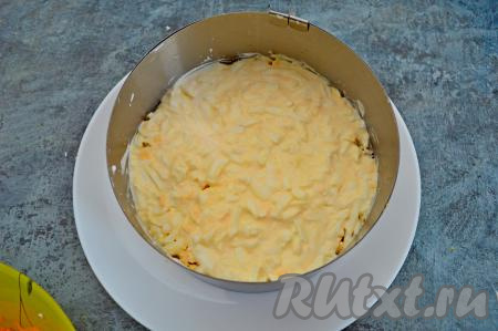 Смазать яичный слой майонезом.