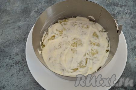 Слой картошки немного утрамбовать с помощью столовой ложки и смазать майонезом.