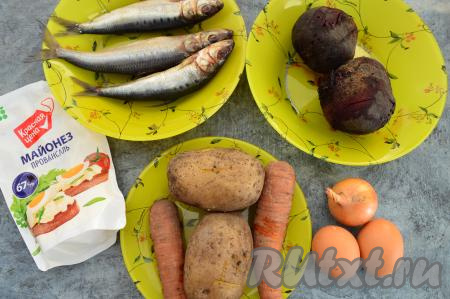 Подготовить продукты для приготовления салата "Иваси под шубой". Картошку и морковку, не очищая от кожуры, отварить в одной кастрюле в течение 25-30 минут после закипания воды. Свеклу в кожуре сварить отдельно в течение 50-60 минут с начала кипения воды. Для того чтобы проверить готовность картошки, свеклы и моркови, просто проколите их ножом. Если нож входит в овощи без усилий, значит корнеплоды готовы. Яйца отварить в течение 10 минут после закипания воды. Затем варёные овощи и яйца остудить.