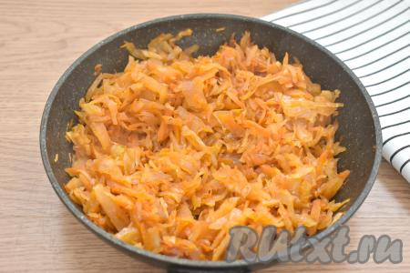 Тушим квашеную капусту с овощами на среднем огне под крышкой 20-25 минут, периодически перемешивая. Если овощи в процессе обжаривания начнут подгорать, можно добавить в сковороду 3-4 столовых ложки бульона из кастрюли.