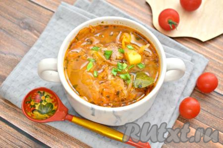 Щи, сваренные с квашеной капустой и свининой, получаются наваристыми, в меру густыми, ароматными и вкусными, при подаче их можно дополнить сметаной или майонезом. Обязательно приготовьте такие щи для своей семьи!