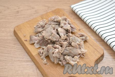 Остывшую свинину отделяем от кости, нарезаем на небольшие кусочки.