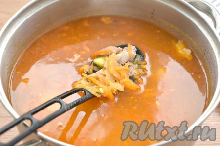 После того как картошка проварится 15-20 минут (станет достаточно мягкой), добавляем в кастрюлю нарезанную свинину и обжаренные овощи со сковороды, перемешиваем, даём закипеть и варим щи на небольшом огне 10 минут.