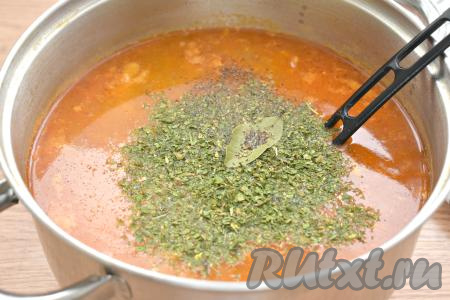 В конце приготовления досаливаем по вкусу щи с квашеной капустой и свининой, перчим. Добавляем лавровый лист и зелень, даём закипеть и на небольшом огне провариваем минуты 2.&nbsp; Выключаем огонь и даём щам настояться под крышкой 10-15 минут, а затем разливаем по тарелкам и угощаемся.