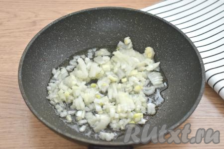 Пока варится картошка, займёмся обжариванием овощей. Хорошо прогреваем в сковороде растительное масло, затем выкладываем мелко нарезанный лук и обжариваем его до прозрачности (ориентировочно в течение 2-3 минут) на среднем огне, иногда помешивая.