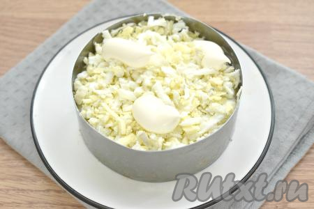 Следующим слоем будут яйца, натёртые на крупной тёрке, смазываем майонезом.