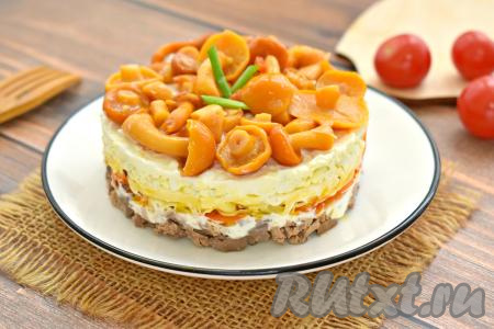 Вкусный, сочный и очень аппетитный салат, приготовленный с куриной печенью и маринованными грибами, станет украшением стола и в будни, и в праздники!