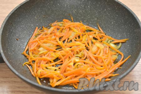 Убавляем огонь, сковороду накрываем крышкой. Томим морковку с луком, иногда помешивая, около 4-5 минут (до мягкости моркови). Затем убираем овощи с огня и даём остыть.