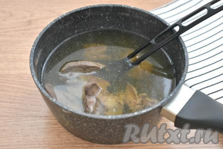 Куриную печень промываем, перекладываем в кастрюлю, заливаем полностью холодной водой и ставим на огонь. После закипания воды убираем с поверхности пену. По вкусу солим, добавляем горошины перца, уменьшаем огонь и варим куриную печёнку 20 минут на небольшом огне. А затем снимаем с огня и даём печёнке остыть прямо в бульоне.