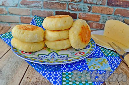 Готовые сырники с творогом и сыром переложить со сковороды на плоскую тарелку и подать к столу тёплыми.