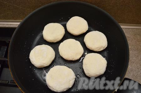 На сковороде хорошо прогреть растительное масло, затем уменьшить огонь до среднего, выложить несладкие сырники с сыром, жарить их в течение 3 минут (до аппетитной корочки снизу).