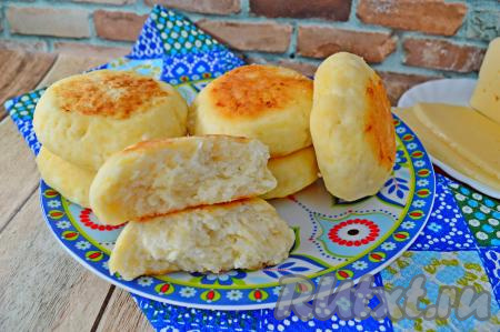 А вот как вкусный, пышный, мягкий несладкий сырник с сыром выглядит в разломе. Угощайтесь!