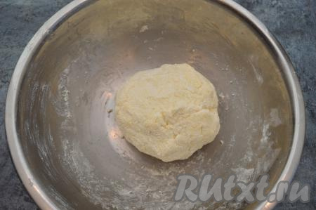 Затем начать частями добавлять муку в творожно-сырную массу. Творог бывает разной влажности, поэтому и количество муки, которое понадобится добавить, может быть разным. Главное, добавляя муку, учитывать, что творожно-сырное тесто должно получиться липким, но при этом оно должно держать форму. В этот раз у меня был достаточно сухой творог, поэтому мне потребовалось 50 грамм муки (чуть больше 2 столовых ложек). Ориентируйтесь не на количество добавляемой муки, а на консистенцию замешиваемого творожно-сырного теста.