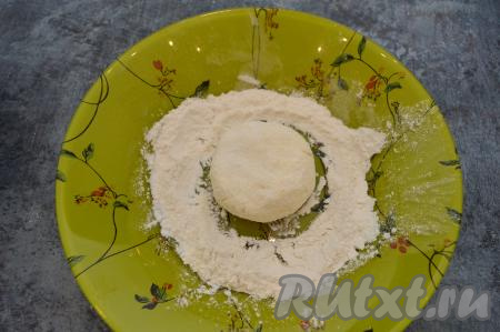 Сформировать из творожно-сырного теста округлые сырники (я сформировала 7 штук), обвалять их в муке со всех сторон.