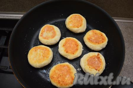 Затем сырники перевернуть и обжаривать с другой стороны ещё 2-3 минуты. Я обычно со второй стороны обжариваю сырники под крышкой, делая огонь ниже среднего. Когда сырники подрумянятся с двух сторон, я ещё раз переворачиваю их, накрываю крышкой, выключаю огонь и даю пропариться под крышкой ещё в течение минут 5.