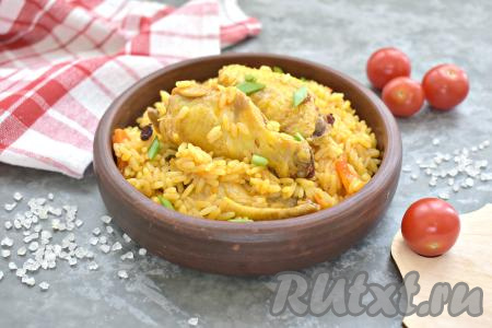 Плов с куриными крылышками получается рассыпчатым, вкусным и ароматным, раскладываем по тарелкам и подаём к столу. Советую приготовить это простое и сытное блюдо для своей семьи!