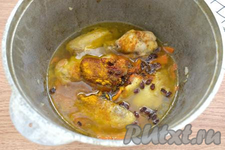 Затем, по желанию, добавляем томатную пасту, сразу всыпаем специи (у меня - сушёный барбарис, приправа для курицы и куркума), вливаем 0,5 стакана воды, даём закипеть. А затем тушим куриные крылышки с овощами и специями на небольшом огне 10 минут.