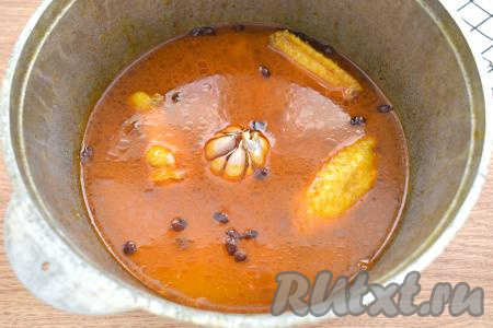 По вкусу солим, вливаем 2 стакана тёплой воды. Головку чеснока тщательно моем, убирая только грязную шелуху. Очищать чеснок не нужно. В центр казана (или сковороды) с рисом и куриными крылышкам ставим целую промытую головку чеснока, накрываем крышкой, после закипания воды убавляем огонь до минимального.