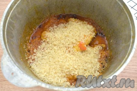 По прошествии 10 минут всыпаем к крылышкам подготовленный рис.