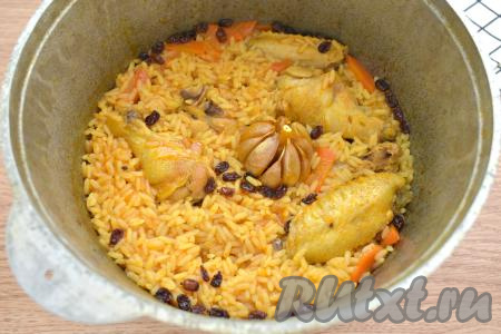 Варим плов с куриными крылышками 20-25 минут под крышкой. Вся жидкость должна выпариться, а рис стать мягким, хорошо пропаренным.