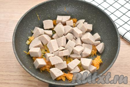 Ливерную колбасу нарезаем на средние кубики, добавляем к овощам, обжаренным до мягкости.