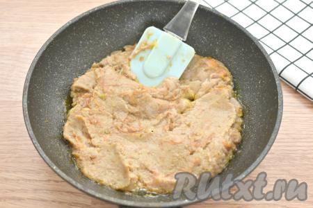 На умеренном огне обжариваем ливерную колбасу с луком и морковкой, постоянно перемешивая, до тех пор, пока колбаса не станет похожа по консистенции на паштет (мне на обжаривание потребовалось 4 минуты).