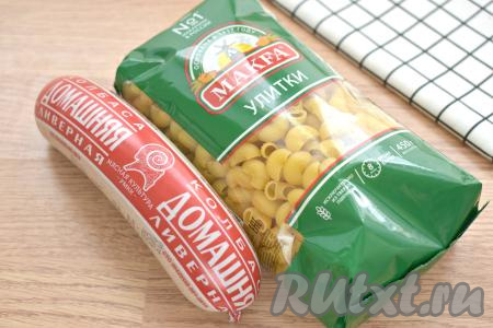 Для этого блюда я взяла макароны в форме "улиток" и вот такую покупную ливерную колбасу.