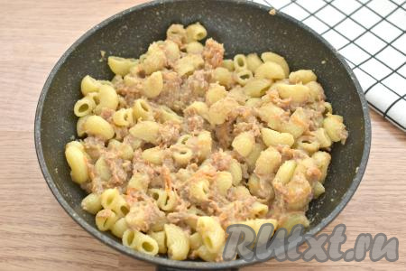 Сварившиеся макароны откидываем на дуршлаг, лишней воде даём стечь, а затем добавляем на сковороду к обжаренной ливерной колбасе. Хорошо перемешиваем, чтобы все макароны были покрыты нежной ливерной массой.